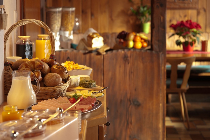 brasserie-BORMES LES MIMOSAS-min_breakfast_buffet_food_restaurant_meal_hotel_plate_fresh-718745